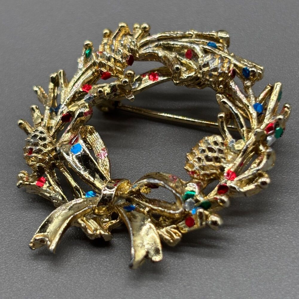 Vintage Gold Tone Christmas Wreath Brooch Pinecone Bow Foil Accent Holiday Pin